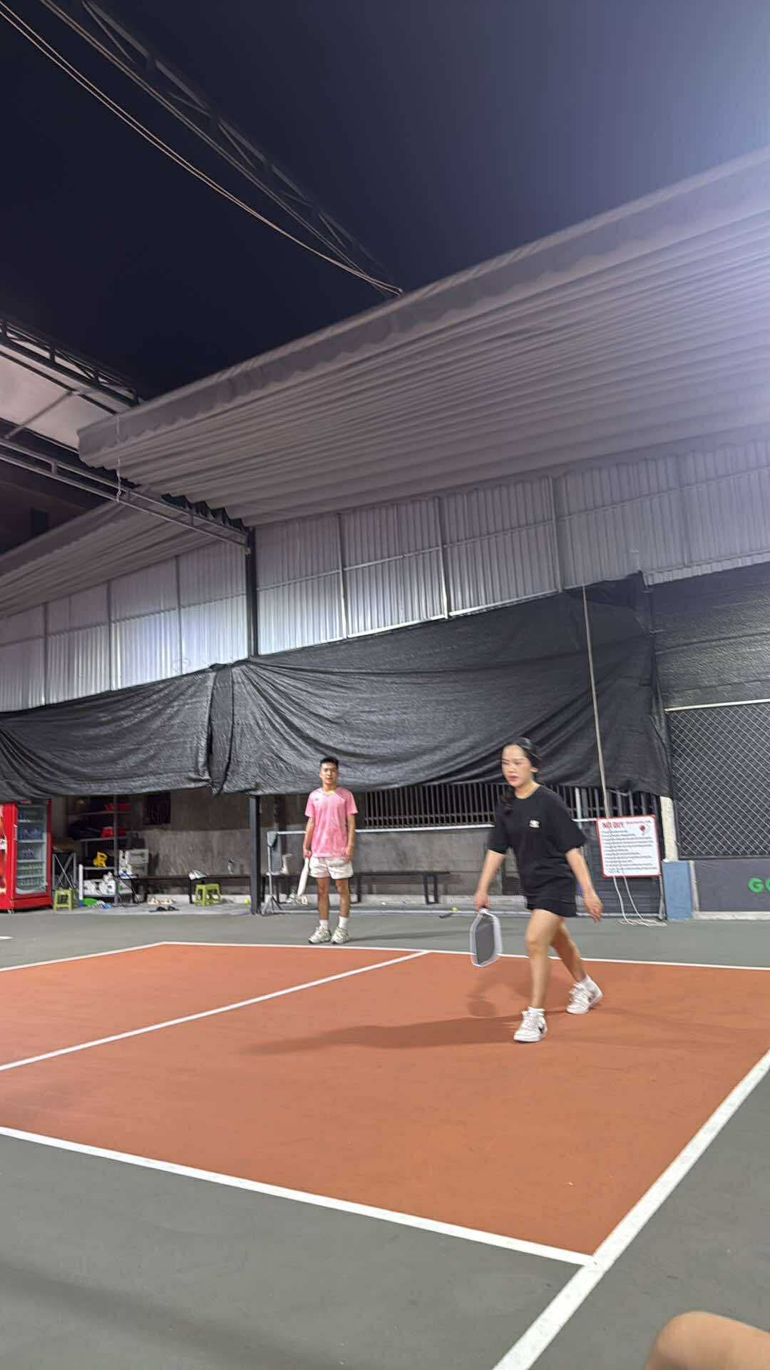 Đi chơi thể thao pickleball cùng nhau